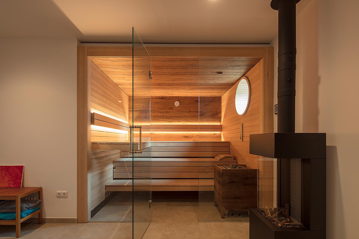 advantages-of-having-sauna-at-home-white-bathrooms